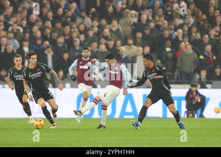 London Stadium, Londres, Royaume-Uni. 30 novembre 2024. Premier League Football, West Ham United contre Arsenal ; Carlos Soler de West Ham United qui sort la balle de la défense sous la pression de William Saliba d'Arsenal. Crédit : action plus Sports/Alamy Live News Banque D'Images