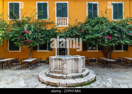 Vieux puits vénitien sur la place Kramasti, vieille ville de Corfou, également connu sous le nom de Kerkyra, Grèce Banque D'Images