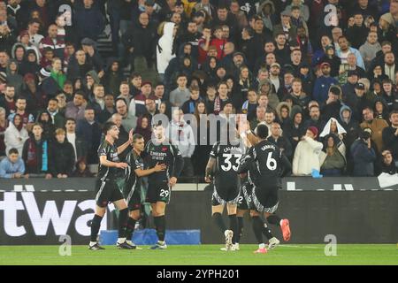 London Stadium, Londres, Royaume-Uni. 30 novembre 2024. Premier League Football, West Ham United contre Arsenal ; Leandro Trossard d'Arsenal célèbre son but à la 27e minute pour 0-2. Crédit : action plus Sports/Alamy Live News Banque D'Images