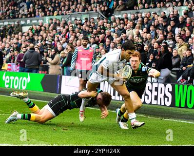 Northampton, Royaume-Uni. 30 novembre 2024. Santi Carreras de GLOUCESTER va essayer pendant le match entre Northampton Saints vs Gloucester Rugby au Cinch Stadium Franklin's Gardens. Northampton Royaume-Uni. Crédit : PATRICK ANTHONISZ/Alamy Live News Banque D'Images