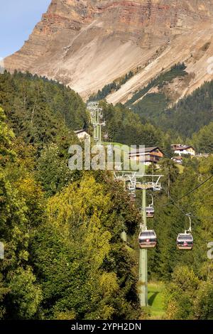 Ortisei, Italie - 29 septembre 2024 : cabines de téléphérique à Furnes, dans le cadre du voyage Seceda à Val Gardena, dans les Dolomites Alpes en automne Banque D'Images