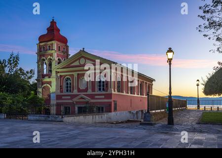 Église Sainte de la Vierge Marie Mandrakina dans la ville de Corfou au lever du soleil, Grèce Banque D'Images