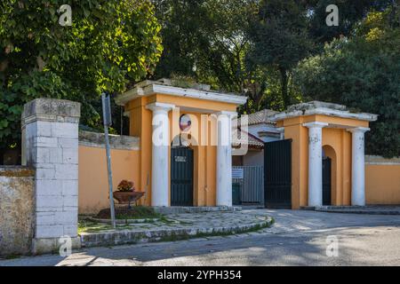 La Gatehouse et l'entrée principale de mon repos, lieu de naissance du prince Philip, Corfou, Grèce Banque D'Images