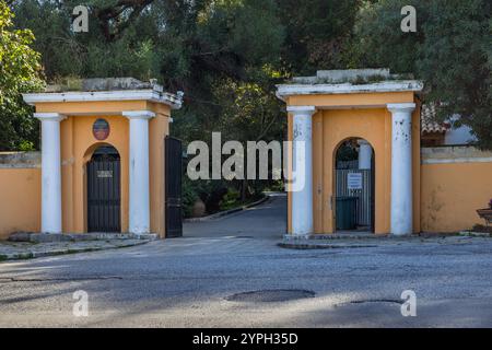 La Gatehouse et l'entrée principale de mon repos, lieu de naissance du prince Philip, Corfou, Grèce Banque D'Images