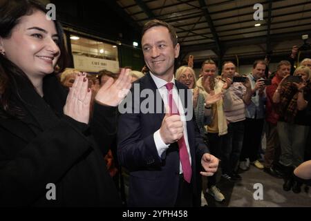 Le candidat du Fine Gael James Geoghegan au décompte au RDS Simmonscourt, Dublin après que les électeurs se soient rendus aux urnes pour élire 174 TDS dans 43 circonscriptions lors de l'élection générale. Date de la photo : samedi 30 novembre 2024. Banque D'Images