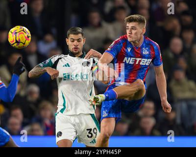 Londres, Royaume-Uni. 30 novembre 2024. Crystal Palace, Londres, Angleterre, 30 novembre 2024 : Bruno Guimaraes de Newcastle United (à gauche) et Justin Devenny de Crystal Palace (à droite) lors du match de premier League entre Crystal Palace et Newcastle United au Selhurst Park à Londres, en Angleterre. (David Horton/SPP) (David Horton/SPP) crédit : SPP Sport Press photo. /Alamy Live News Banque D'Images