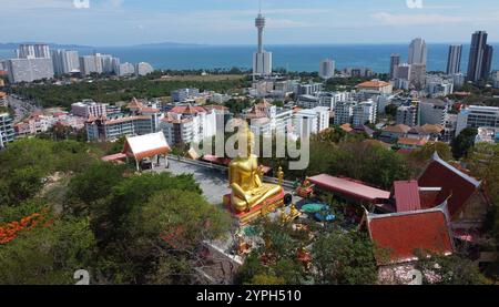 Vue aérienne du temple emblématique de Big Buddha dans la ville côtière de Pattaya, près de Bangkok, Thaïlande. La plage de Jomtien est vue en arrière-plan. Banque D'Images