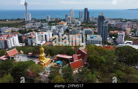 Vue aérienne du temple emblématique de Big Buddha dans la ville côtière de Pattaya, près de Bangkok, Thaïlande. La plage de Jomtien est vue en arrière-plan. Banque D'Images