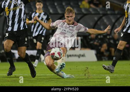 Leumeah, Australie. 30 novembre 2024. Thomas Waddingham de Brisbane Roar vu en action lors du match de la sixième ronde de la saison 2024-25 d'Isuzu UTE A-League entre MacArthur FC et Brisbane Roar FC qui s'est tenu au Campbelltown Sports Stadium. Score final MacArthur FC 4:4 Brisbane Roar FC. Crédit : SOPA images Limited/Alamy Live News Banque D'Images