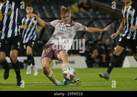 Leumeah, Australie. 30 novembre 2024. Thomas Waddingham de Brisbane Roar vu en action lors du match de la sixième ronde de la saison 2024-25 d'Isuzu UTE A-League entre MacArthur FC et Brisbane Roar FC qui s'est tenu au Campbelltown Sports Stadium. Score final MacArthur FC 4:4 Brisbane Roar FC. Crédit : SOPA images Limited/Alamy Live News Banque D'Images