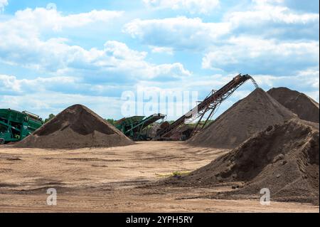 Tas de compost, fabriqués à partir de fumier de vache, retournés et empilés dans une usine de production dans le Michigan, États-Unis. Banque D'Images