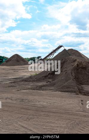 Tas de compost, fabriqués à partir de fumier de vache, retournés et empilés dans une usine de production dans le Michigan, États-Unis. Banque D'Images