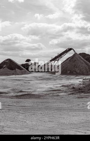 Tas de compost, fabriqués à partir de fumier de vache, retournés et empilés dans une usine de production dans le Michigan, États-Unis. Banque D'Images