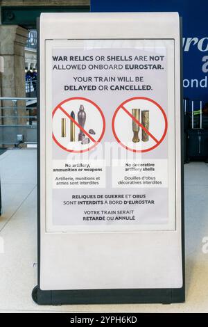 Un panneau à la gare du Nord à Paris avertit que les reliques de guerre ou les obus ne sont pas autorisés à bord de l'Eurostar. Banque D'Images