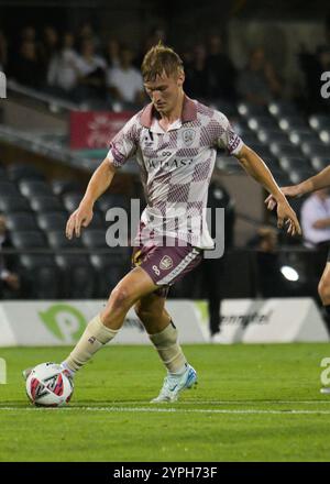 Leumeah, Australie. 30 novembre 2024. Thomas Waddingham de Brisbane Roar vu en action lors du match de la sixième ronde de la saison 2024-25 d'Isuzu UTE A-League entre MacArthur FC et Brisbane Roar FC qui s'est tenu au Campbelltown Sports Stadium. Score final MacArthur FC 4:4 Brisbane Roar FC. (Photo Luis Veniegra/SOPA images/SIPA USA) crédit : SIPA USA/Alamy Live News Banque D'Images