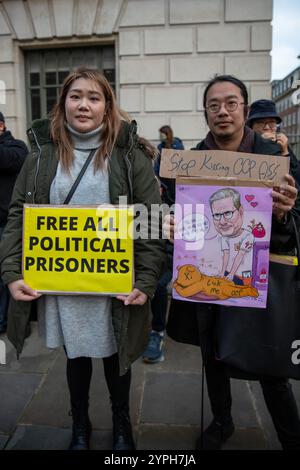 Londres, Royaume-Uni, 30 novembre 2024. Deux manifestants brandissent des panneaux de protestation. Une manifestation organisée par les syndicats a lieu devant l'ambassade de Chine dans le centre de Londres. Les manifestants appellent à la libération de 45 activistes pro-démocratie emprisonnés récemment condamnés à Hong Kong en vertu de la loi sur la sécurité nationale de la ville. Crédit : James Willoughby/ALAMY Live News Banque D'Images