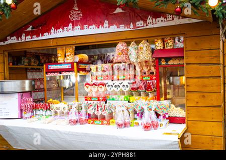 Des bonbons de Noël faits maison comme du pain d'épices, des sucettes, des cannes de bonbons et du maïs pop en vente dans un kiosque au marché de Noël de Sibiu, en Roumanie Banque D'Images