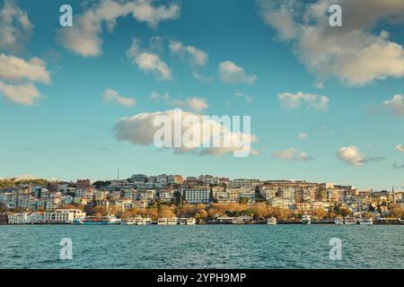 Uskudar bord de mer dans la ville d'Istanbul, Turquie Banque D'Images