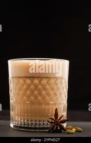 L'arrière-plan sombre amplifie la couleur brun doré du chai, ce qui en fait la pièce maîtresse Banque D'Images