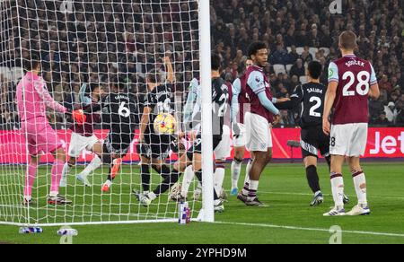 Londres, Royaume-Uni. 30 novembre 2024. Gabriel Magalhaes d'Arsenal (6) marque son équipe 1er but. Premier League match, West Ham Utd contre Arsenal au stade de Londres, Queen Elizabeth Olympic Park à Londres le samedi 30 novembre 2024. Cette image ne peut être utilisée qu'à des fins éditoriales. Usage éditorial exclusif photo par Sandra Mailer/Andrew Orchard photographie sportive/Alamy Live News crédit : Andrew Orchard photographie sportive/Alamy Live News Banque D'Images