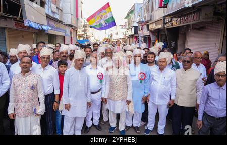 Beawar, Rajasthan, Inde, 29 novembre 2024 : des membres de la communauté jaïne prennent part à une procession de chars de Harshali Kothari, ingénieur logiciel de 28 ans, lors de sa cérémonie d'initiation à Beawar. Harshali quitte son emploi avec un paquet annuel de 3,2 millions d'INR pour devenir sadhvi (nonne jaïne). Les résidents de Beawar, Ashok Kothari, et la fille d'Usha Kothari, Harshali, décident de ne pas se marier et adoptent le vœu de célibat. Elle quittera sa famille et d'autres relations pour adopter la vie simple d'un sadhvi le 3 décembre. Crédit : Sumit Saraswat / Alamy Live News Banque D'Images
