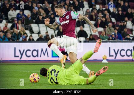 Londres, Royaume-Uni. 30 novembre 2024. Londres, Angleterre, novembre 30 2024 : Danny ings (18 West Ham) et David Raya (22 Arsenal) en action lors du match de premier League entre West Ham et Arsenal au London Stadium de Londres, en Angleterre. (Pedro Porru/SPP) crédit : SPP Sport Press photo. /Alamy Live News Banque D'Images