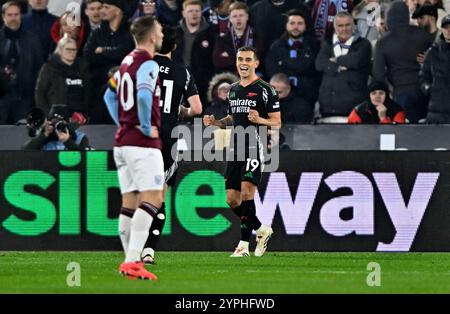 Londres, Royaume-Uni. 30 novembre 2024. OBJECTIF. Leandro Trossard (Arsenal, 19 ans) célèbre après avoir marqué le deuxième but de l'Arsenal lors du match de West Ham vs Arsenal premier League au London Stadium Stratford. Cette image est RÉSERVÉE à UN USAGE ÉDITORIAL. Licence requise de Football DataCo pour toute autre utilisation. Crédit : MARTIN DALTON/Alamy Live News Banque D'Images