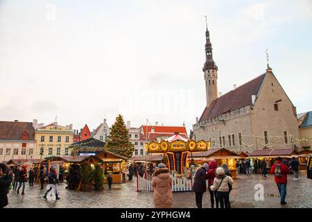 Tallinn, Estonie - 06-01-2018 - marché de Noël avec arbre de Noël dans le vieux centre-ville Banque D'Images