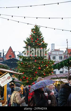 Tallinn, Estonie - 06-01-2018 - marché de Noël avec arbre de Noël dans le vieux centre-ville Banque D'Images