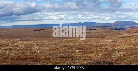 Jokulsa un paysage de plateau de Fjollum (Jokulsargljufur) avec des sols volcaniques bruns et rouges, des collines et des prairies sèches, des montagnes en arrière-plan, Islande Banque D'Images