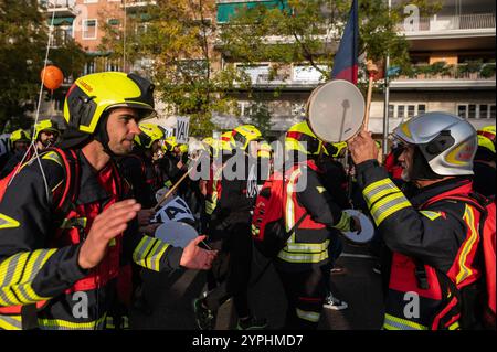 Madrid, Espagne. 30 novembre 2024. Pompiers protestant lors d'une manifestation. Des milliers de pompiers de toute l'Espagne descendent dans les rues pour protester et exiger une loi pour la coordination des services d'incendie et pour dénoncer le manque de coordination lors de la dernière catastrophe naturelle dans la région de Valence causée par un système de tempête intense connu sous le nom de «Dana» a déclenché des inondations dévastatrices causant plus de 200 morts dans la plus grande catastrophe naturelle de l'histoire récente de l'Espagne. Crédit : Marcos del Mazo/Alamy Live News Banque D'Images