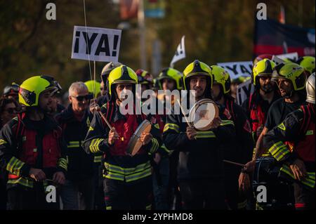 Madrid, Espagne. 30 novembre 2024. Pompiers protestant lors d'une manifestation. Des milliers de pompiers de toute l'Espagne descendent dans les rues pour protester et exiger une loi pour la coordination des services d'incendie et pour dénoncer le manque de coordination lors de la dernière catastrophe naturelle dans la région de Valence causée par un système de tempête intense connu sous le nom de «Dana» a déclenché des inondations dévastatrices causant plus de 200 morts dans la plus grande catastrophe naturelle de l'histoire récente de l'Espagne. Crédit : Marcos del Mazo/Alamy Live News Banque D'Images