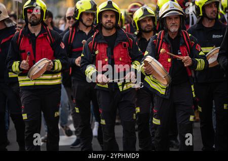 Madrid, Espagne. 30 novembre 2024. Pompiers protestant lors d'une manifestation. Des milliers de pompiers de toute l'Espagne descendent dans les rues pour protester et exiger une loi pour la coordination des services d'incendie et pour dénoncer le manque de coordination lors de la dernière catastrophe naturelle dans la région de Valence causée par un système de tempête intense connu sous le nom de «Dana» a déclenché des inondations dévastatrices causant plus de 200 morts dans la plus grande catastrophe naturelle de l'histoire récente de l'Espagne. Crédit : Marcos del Mazo/Alamy Live News Banque D'Images