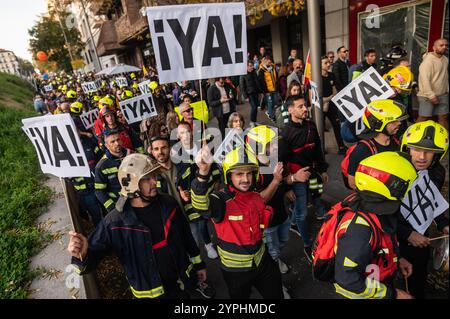 Madrid, Espagne. 30 novembre 2024. Pompiers protestant lors d'une manifestation. Des milliers de pompiers de toute l'Espagne descendent dans les rues pour protester et exiger une loi pour la coordination des services d'incendie et pour dénoncer le manque de coordination lors de la dernière catastrophe naturelle dans la région de Valence causée par un système de tempête intense connu sous le nom de «Dana» a déclenché des inondations dévastatrices causant plus de 200 morts dans la plus grande catastrophe naturelle de l'histoire récente de l'Espagne. Crédit : Marcos del Mazo/Alamy Live News Banque D'Images