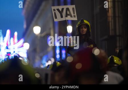 Madrid, Espagne. 30 novembre 2024. Pompiers protestant lors d'une manifestation. Des milliers de pompiers de toute l'Espagne descendent dans les rues pour protester et exiger une loi pour la coordination des services d'incendie et pour dénoncer le manque de coordination lors de la dernière catastrophe naturelle dans la région de Valence causée par un système de tempête intense connu sous le nom de «Dana» a déclenché des inondations dévastatrices causant plus de 200 morts dans la plus grande catastrophe naturelle de l'histoire récente de l'Espagne. Crédit : Marcos del Mazo/Alamy Live News Banque D'Images