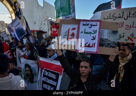 Tunis, Tunisie. 30 novembre 2024. Tunis, Tunisie. 30 novembre 2024. Un rassemblement est organisé dans la capitale tunisienne pour protester contre la guerre israélienne à Gaza et les attaques israéliennes en cours au Liban malgré un cessez-le-feu récent. Les manifestants ont soulevé des symboles de la résistance palestinienne et libanaise tout en appelant à un embargo sur les armes contre Israël et à l'arrestation du premier ministre israélien Netanyahu (crédit image : © Hasan mrad/IMAGESLIVE via ZUMA Press Wire) USAGE ÉDITORIAL SEULEMENT! Non destiné à UN USAGE commercial ! Crédit : ZUMA Press, Inc/Alamy Live News Banque D'Images