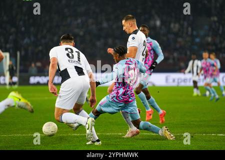 Zurich, Suisse. 14 mars 2021. Zurich, Suisse, 30 novembre 2024 : EVANS MAURIN (20 GCZ) dans un tacle avec MIRLIND KRYEZIU (31 FCZ) et NIKOLA KATIC (24 FCZ). Match de Super League entre le FC Zurich et le Grasshopper Club Zurich au Stadion Letzigrund à Zurich, Suisse. (Maximilian Gärtner/SPP) crédit : SPP Sport Press photo. /Alamy Live News Banque D'Images