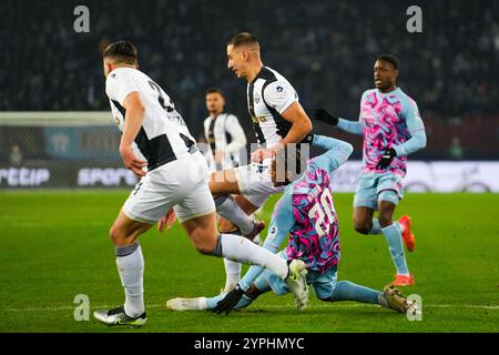 Zurich, Suisse. 14 mars 2021. Zurich, Suisse, 30 novembre 2024 : EVANS MAURIN (20 GCZ) dans un tacle avec MIRLIND KRYEZIU (31 FCZ) et NIKOLA KATIC (24 FCZ). Match de Super League entre le FC Zurich et le Grasshopper Club Zurich au Stadion Letzigrund à Zurich, Suisse. (Maximilian Gärtner/SPP) crédit : SPP Sport Press photo. /Alamy Live News Banque D'Images