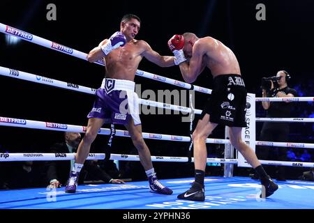 Cameron Vuong (à gauche) frappe Gavin Gwynne dans le combat léger au BP Pulse Live à Birmingham. Date de la photo : samedi 30 novembre 2024. Banque D'Images