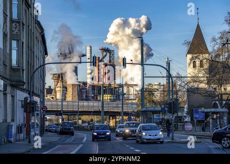 Site sidérurgique de Duisburg, aciérie ThyssenKrupp, hauts fourneaux 8 et 9, Friedrich-Ebert-Strasse à Duisburg Beeck, église protestante Beeck, Nord Banque D'Images