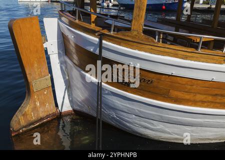 Gouvernail sur bateau en bois peint et verni blanc amarré dans le port à la fin de l'été, Sibenik, Croatie, Europe Banque D'Images