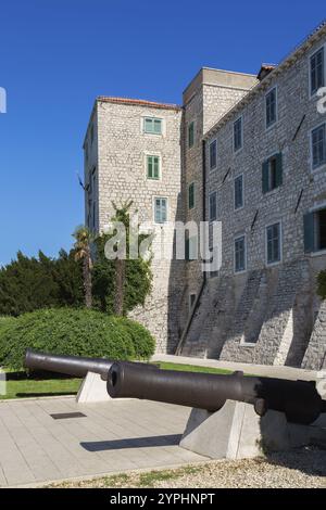 Canons devant le Palais du Prince ou des Recteurs abritant le Musée de la ville de Sibenik, Sibenik, Croatie, Europe Banque D'Images