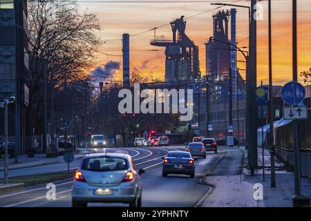 Site sidérurgique de Duisburg-Bruckhausen, ThyssenKrupp Steel, hauts fourneaux 8 et 9, sur Kaiser-Wilhelm-Strasse, coucher de soleil, Rhénanie du Nord-Westphalie, Allemagne, Europ Banque D'Images