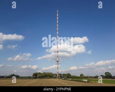 La tour de radiodiffusion de la ville de Wesel a été érigée en 1968 comme une construction à ossature métallique. L'émetteur diffuse la radio FM, numérique R Banque D'Images