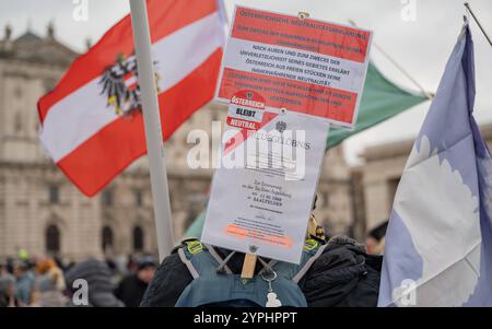 20241130 Demo Macht euch bereit WIEN, OESTERREICH - 30. NOVEMBRE : TeilnehmerInnen der von der Polizei untersagten Gross-démonstration bzw. Standkundgebung unter dem MOTTO -fuer unser Oesterreich - Nein zur Zuckerl-Kostérilisation- und -fuer Frieden und Neutralitaet- als Reaktion unter anderem auf die juengsten politischen Ereignisse am Wiener Heldenplatz am 30. Novembre 2024 à Wien, Oesterreich. 241130 SEPA 17 040 Copyright : xIsabellexOuvrardx SEPAxMedia Banque D'Images