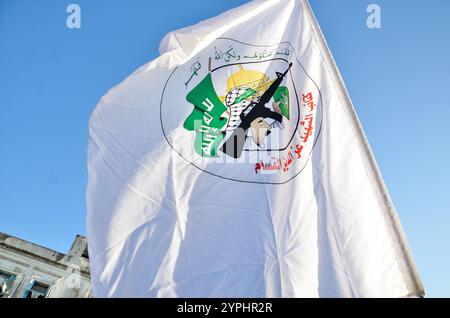 Tunis, Tunisie. 30 novembre 2024. Tunis, Tunisie. 30 novembre 2024. Un drapeau des Brigades Al-Qassam est hissé lors d'une marche pro-palestinienne et pro-libanaise à Tunis. L’événement s’est tenu dans la capitale tunisienne pour protester contre la guerre israélienne contre Gaza et les attaques israéliennes en cours au Liban malgré un cessez-le-feu récent (crédit image : © Hasan mrad/IMAGESLIVE via ZUMA Press Wire) USAGE ÉDITORIAL SEULEMENT ! Non destiné à UN USAGE commercial ! Crédit : ZUMA Press, Inc/Alamy Live News Banque D'Images