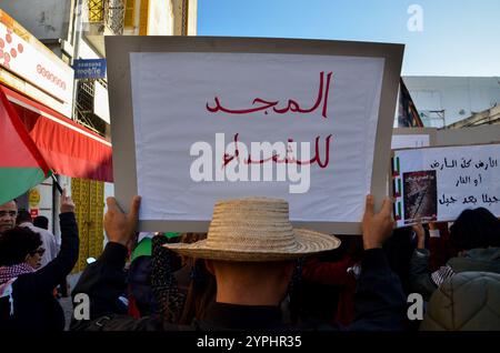 Tunis, Tunisie. 30 novembre 2024. Tunis, Tunisie. 30 novembre 2024. Un rassemblement est organisé dans la capitale tunisienne pour protester contre la guerre israélienne à Gaza et les attaques israéliennes en cours au Liban malgré un cessez-le-feu récent. Les manifestants ont soulevé des symboles de la résistance palestinienne et libanaise tout en appelant à un embargo sur les armes contre Israël et à l'arrestation du premier ministre israélien Netanyahu (crédit image : © Hasan mrad/IMAGESLIVE via ZUMA Press Wire) USAGE ÉDITORIAL SEULEMENT! Non destiné à UN USAGE commercial ! Crédit : ZUMA Press, Inc/Alamy Live News Banque D'Images