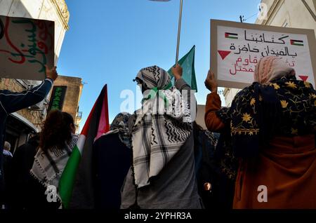 Tunis, Tunisie. 30 novembre 2024. Tunis, Tunisie. 30 novembre 2024. Un rassemblement est organisé dans la capitale tunisienne pour protester contre la guerre israélienne à Gaza et les attaques israéliennes en cours au Liban malgré un cessez-le-feu récent. Les manifestants ont soulevé des symboles de la résistance palestinienne et libanaise tout en appelant à un embargo sur les armes contre Israël et à l'arrestation du premier ministre israélien Netanyahu (crédit image : © Hasan mrad/IMAGESLIVE via ZUMA Press Wire) USAGE ÉDITORIAL SEULEMENT! Non destiné à UN USAGE commercial ! Crédit : ZUMA Press, Inc/Alamy Live News Banque D'Images