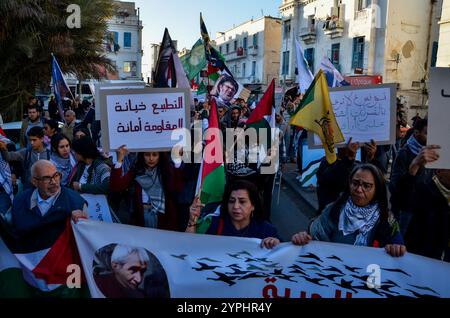 Tunis, Tunisie. 30 novembre 2024. Tunis, Tunisie. 30 novembre 2024. Un rassemblement est organisé dans la capitale tunisienne pour protester contre la guerre israélienne à Gaza et les attaques israéliennes en cours au Liban malgré un cessez-le-feu récent. Les manifestants ont soulevé des symboles de la résistance palestinienne et libanaise tout en appelant à un embargo sur les armes contre Israël et à l'arrestation du premier ministre israélien Netanyahu (crédit image : © Hasan mrad/IMAGESLIVE via ZUMA Press Wire) USAGE ÉDITORIAL SEULEMENT! Non destiné à UN USAGE commercial ! Crédit : ZUMA Press, Inc/Alamy Live News Banque D'Images