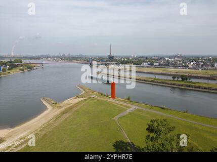 Rheinorange est une sculpture en acier érigée en 1992 à Duisbourg, à l'embouchure de la Ruhr dans le Rhin. La sculpture mesure 25 mètres de haut et pèse Banque D'Images